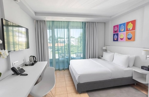 Ulcinj Hotel | Beachfront Hotel! THREE Spacious 2BR Suites, Free Parking, Outdoor Pools!