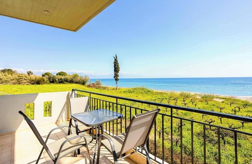 Pylos-Nestoras Apartment | Beachfront Nest Memi, Koroni-Seaheaven House A4