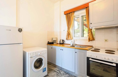 Pylos-Nestoras Apartment | Beachfront Nest Memi, Koroni-Seaheaven House A2