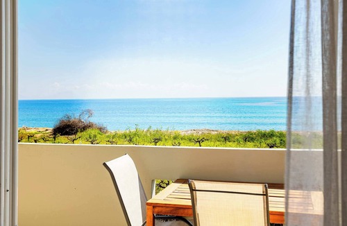 Pylos-Nestoras Apartment | Beachfront Nest Memi, Koroni-Seaheaven House A1