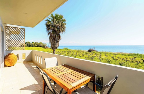 Pylos-Nestoras Apartment | Beachfront Nest Memi, Koroni-Seaheaven House A1