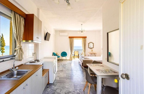 Pylos-Nestoras Hotel | Beachfront Nest Memi, Koroni - Seaheaven Houses - B4