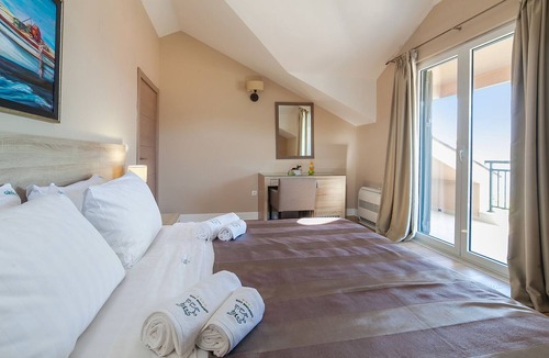 Igalo Apartment | Beautiful 2 bedroom Apartment with Balcony & Sea View