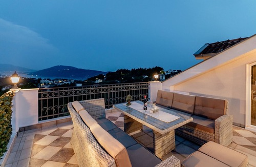 Podi Apartment | Beautiful big appartnent for 4 persons in a green environment, bathed in the sun