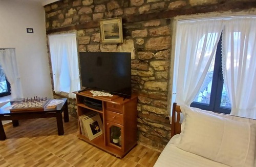 Gjirokaster Apartment | Beautiful room with private WC and shower in a guest house in city centre