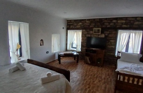 Gjirokaster Apartment | Beautiful room with private WC and shower in a guest house in city centre