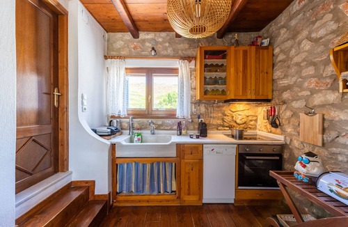 Krotiri House | Beautiful stone maisonette near the beach, ideal for families and groups