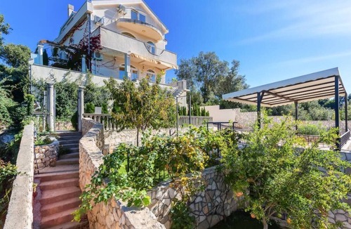 Utjeha Villa | Beautiful villa with private beach!