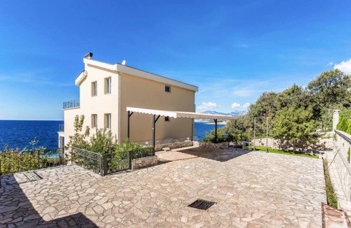 Utjeha Villa | Beautiful villa with private beach!