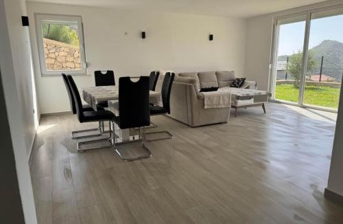 Dobra Voda House | Bela Bar