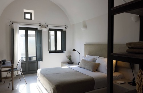 Kamari Hotel | Bellonias Villas