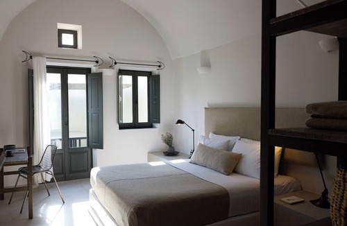 Kamari Hotel | Bellonias Villas