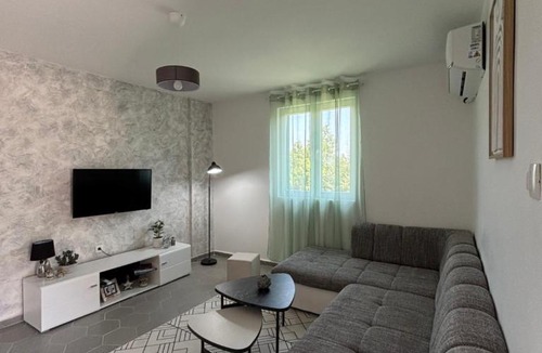 Karuc Apartment | Between Lake & Sea Apartment