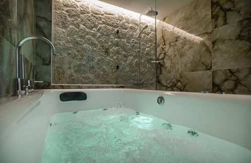 Agios Gordios Apartment | Black Rocks Luxury Seafront Beach Suite