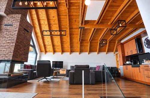 Hoçë e Qytetit Villa | Black Villa Chalet