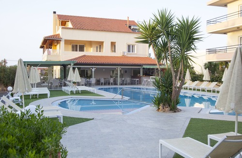 Agia Marina Hotel | Blue Sky Hotel Family Apartment with sea view & pool