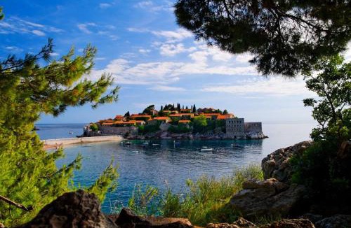 Sveti Stefan Apartment | BMV room 2 with east island view