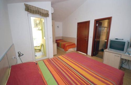 Sveti Stefan Apartment | BMV room for 2-3 with greenery view
