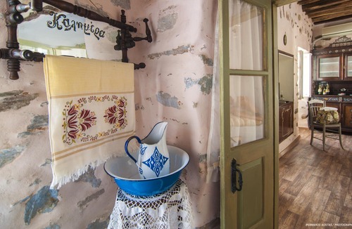 Ano Siros House | Βougainvillea's balcony