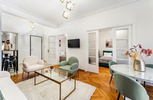 Makrigianni Apartment | Boutique 5BDT-3 ΒATH Apt with Eclectic Style- Acropolis