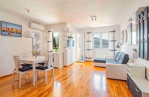 Krasici House | Bright, cozy apartment 50 meters from the beach. Pet-Friendly!