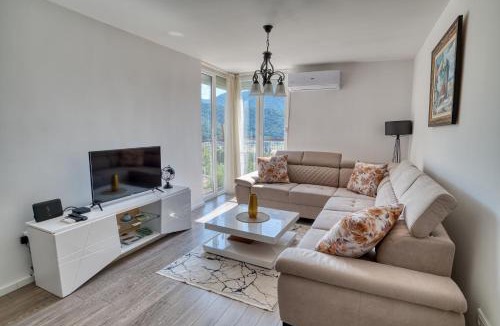 Pluzine Apartment | Bright Modern Holiday Home With Postcard Lake View