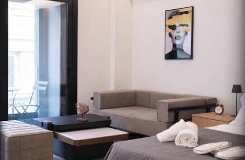 Piraeus Apartment | Bright Piraeus Stay Near Dimotiko Theatro Metro