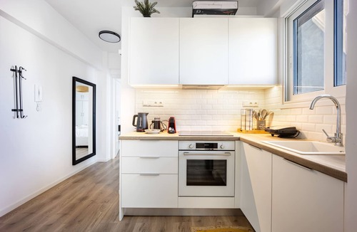 Athens Apartment | Bright Stylish 2BR | Acropolis View Balcony | King Bed