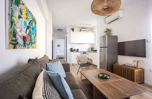 Athens Apartment | Bright Stylish 2BR | Acropolis View Balcony | King Bed