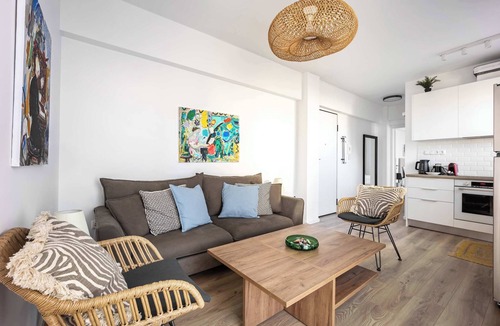 Athens Apartment | Bright Stylish 2BR | Acropolis View Balcony | King Bed