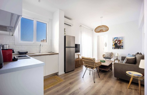 Athens Apartment | Bright Stylish 2BR | Acropolis View Balcony | King Bed