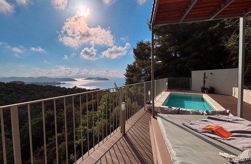 Katsarou Apartment | CACTUS SUPERB SUITE WITH PRIVATE POOL AND STUNNING SEA VIEWS