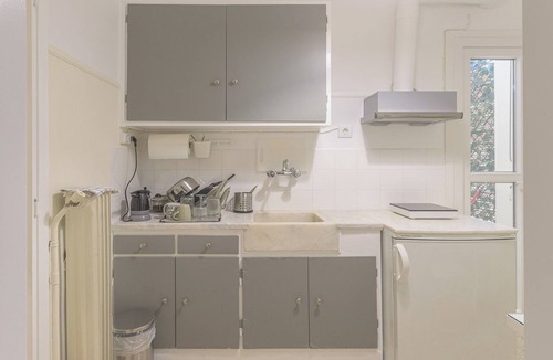 Ilisia Apartment | Central Cosy quite 25sm 5th @ balcony over garden near metro