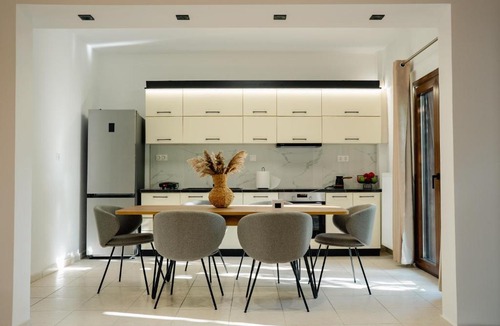 Charilaou Apartment | Central Pearl Thessaloniki Private Parking & Metro