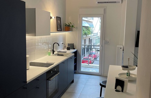 Attiki Apartment | Central Railway Station Vibe