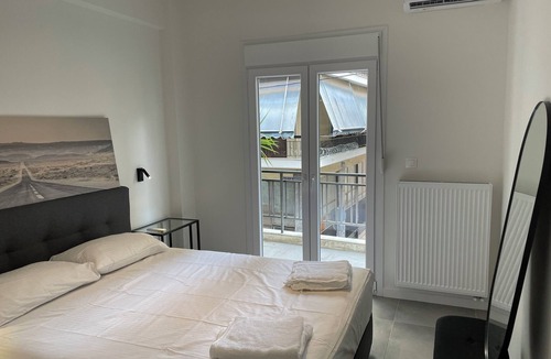 Attiki Apartment | Central Railway Station Vibe