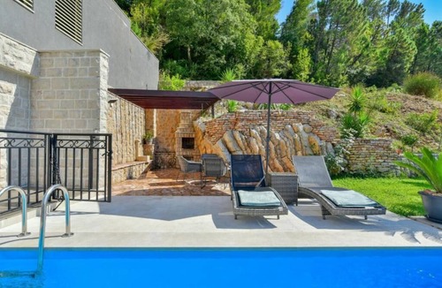 Sveti Stefan Apartment | Charming 2-bedroom apartment in marvelous Sveti Stefan with AC