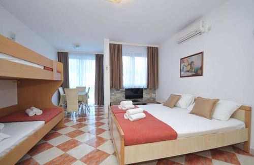 Centar Apartment | Charming Apartment in Centar with French Balcony