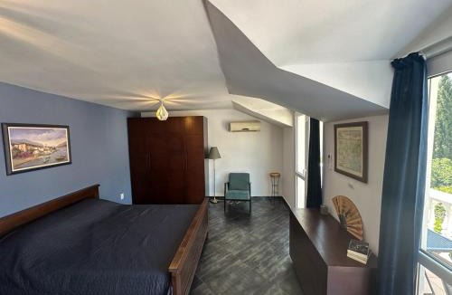 Maini Apartment | Charming Central Flat - Balcony with Mountain View, Near Beach