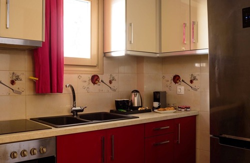 Tholos House | Charming House in the Heart of Oia, Private Jacuzzi, Spacious Yard and Kitchen