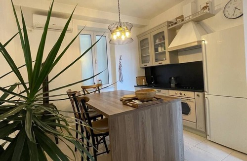 Herceg Novi Apartment | Charming retro apartment with sea views - close to the beach in historic Herceg-Novi