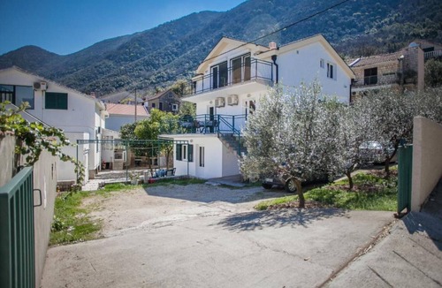 Lepetane Apartment | Charming Seaside Escape in Kotor - One Bedroom Apartment with Garden 3
