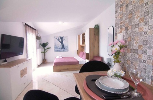 Alepou Apartment | Charming Studio with BBQ Near Airport & Old Town