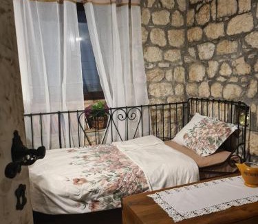 Skaljari Villa | Cheerful three bedroms house with free parking
