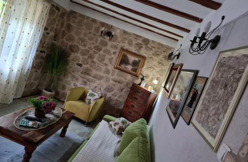 Skaljari Villa | Cheerful three bedroms house with free parking