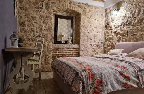 Skaljari Villa | Cheerful three bedroms house with free parking