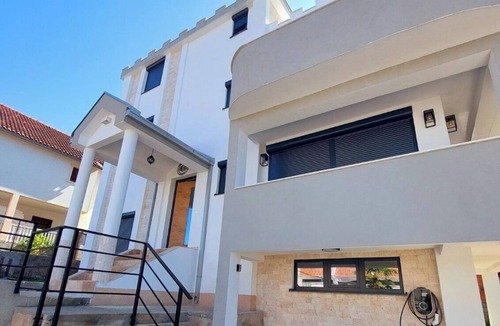 Kunje Apartment | Chic 3-bedroom apartment with WiFi, AC in cool Kunje