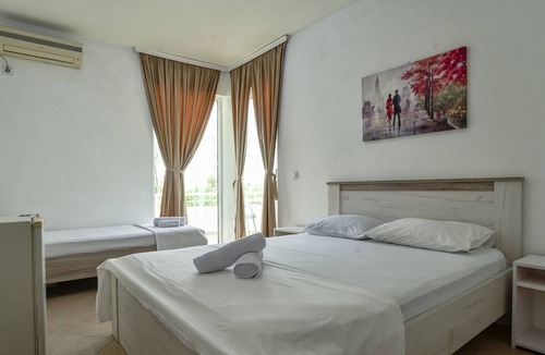 Gjerana Apartment | Chic Studio Flat w Garden in Ulcinj