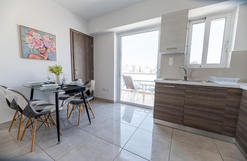 Keratsini-Drapetsona Apartment | City-View Apartment by Piraeus Port - DRF2