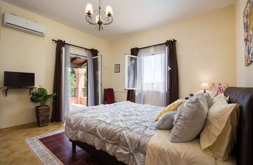Corfu Town House | City Villa With private Pool (Trendy Area)